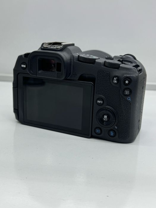 Canon R8