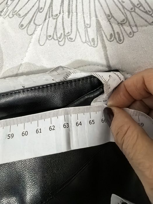 Vând pantaloni imitație de piele