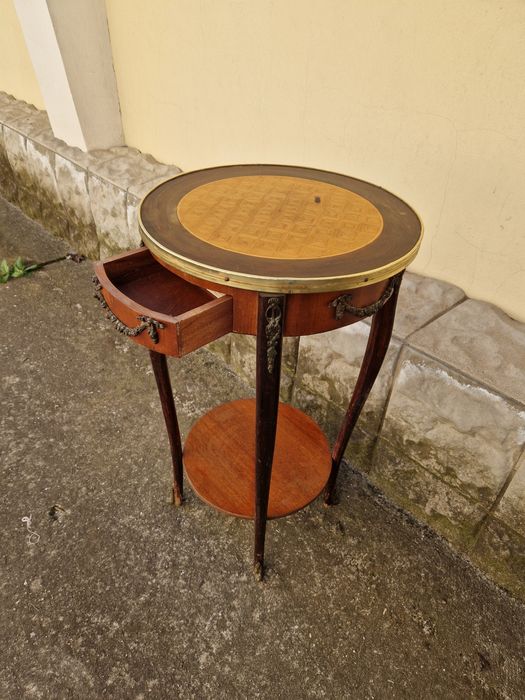 Чудесна антикварна френска дървена масичка с бронзов обков