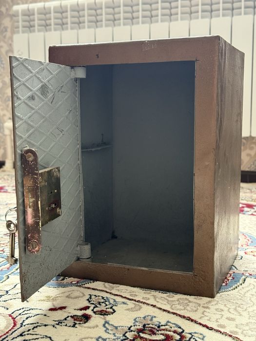 Сейф металлический с замком