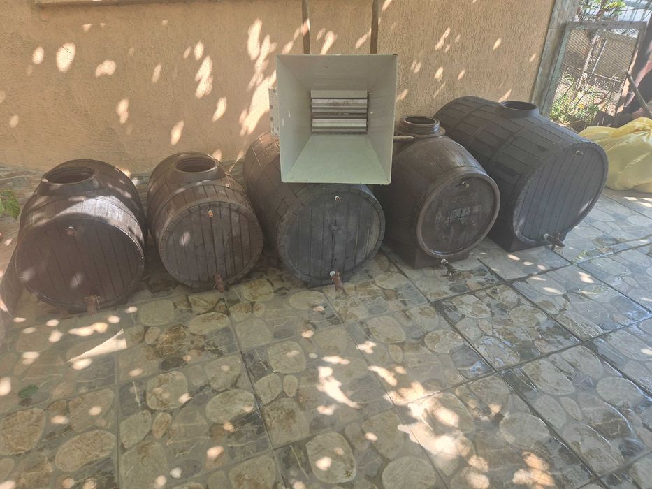 Vand butoaie din fibră pentru vin si un zdrobitor manual!