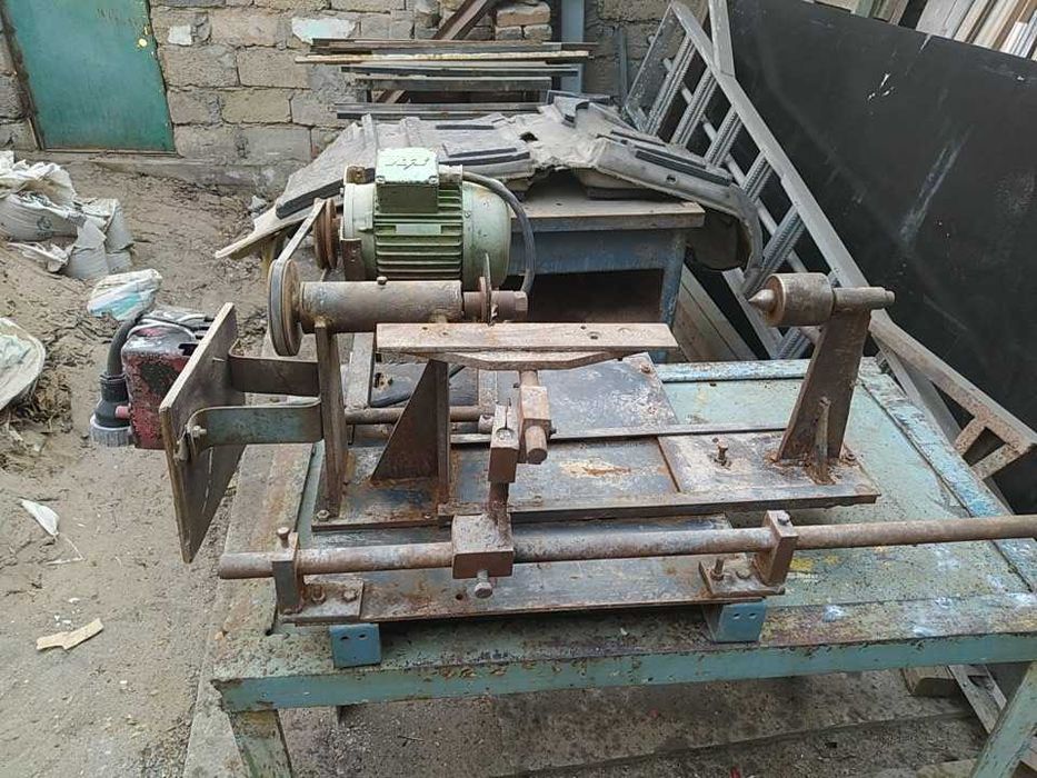 Продам мотор со станиной от фрезерного станка.