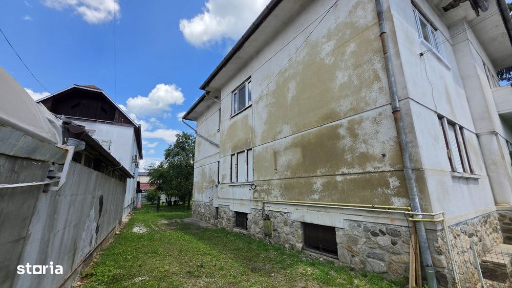 Apartament cu 4 camere , garaj si teren de 420 mp de vanzare zona Sub