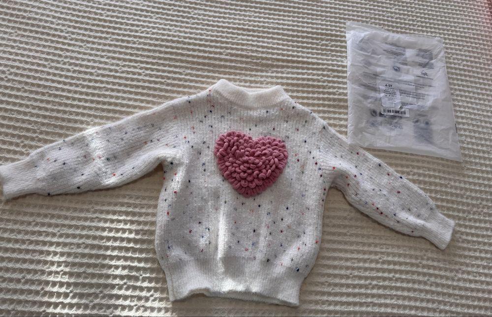 Продам новый свитер для девочки