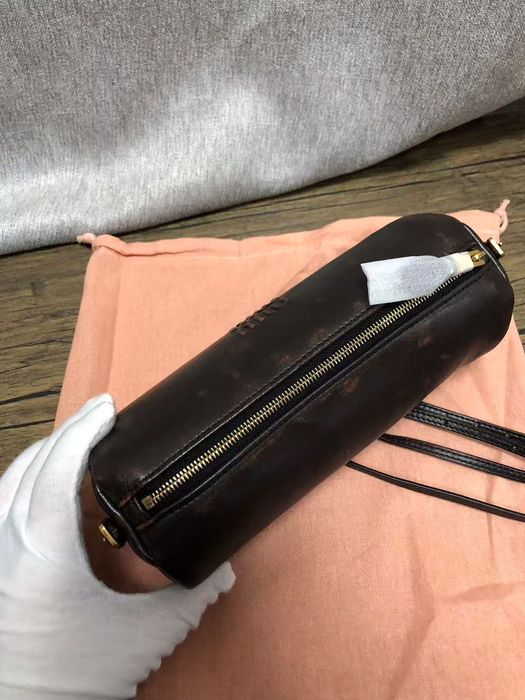 Miu Miu кожена чантичка / несесер – нова