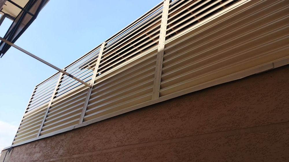 Заборы жалюзи крассивая