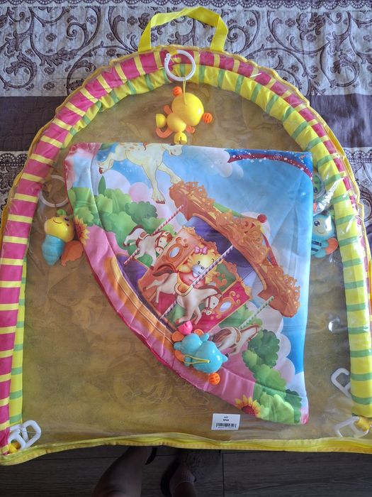 Детский развивающий коврик с погремушками