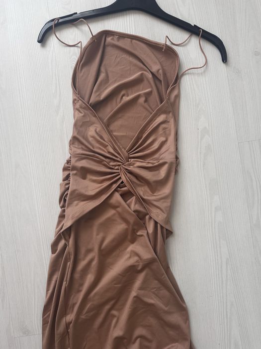 Бежова рокля