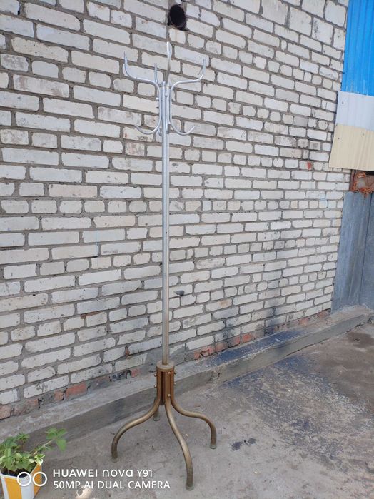Продам вешалку для одежды