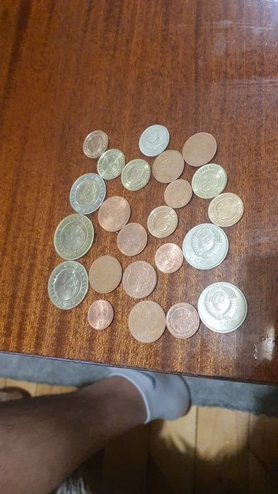 Продават се различни монети (стотинки)