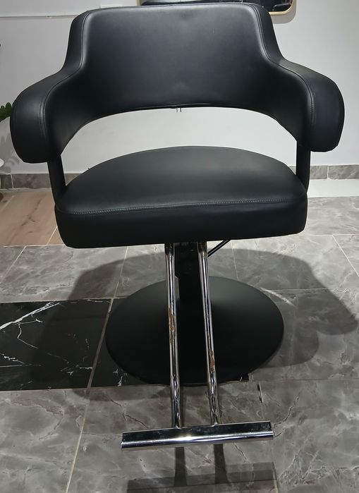 Парикмахерское кресло, и помощник парикмахера