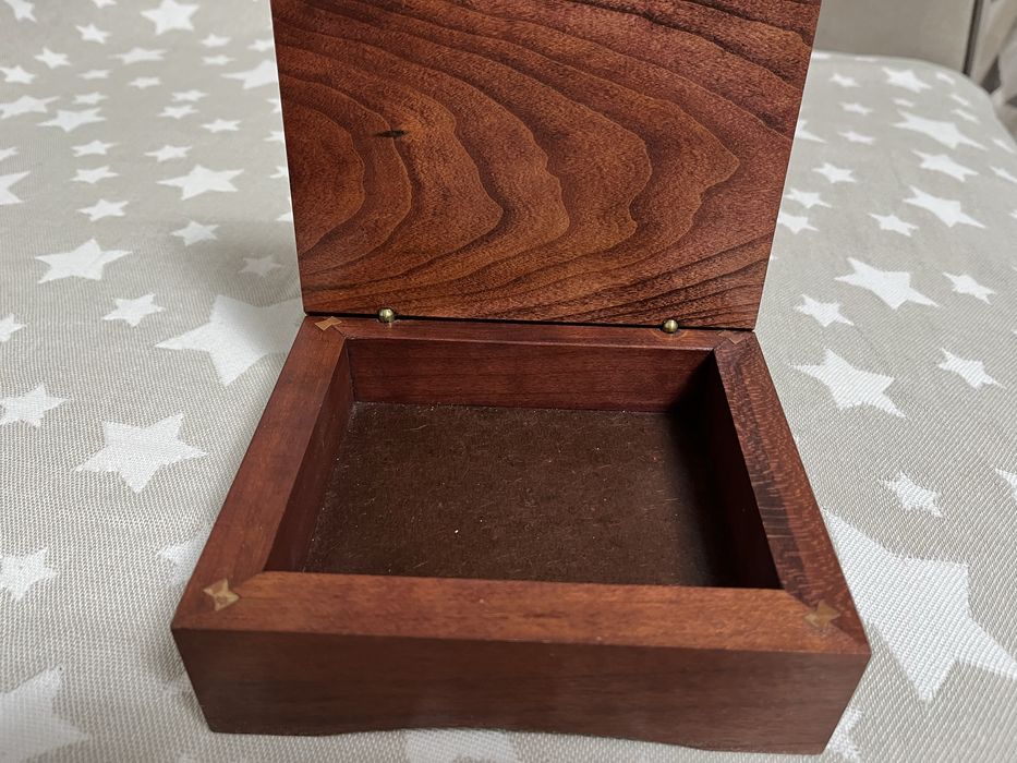 Продам шкатулку из красного дерева
