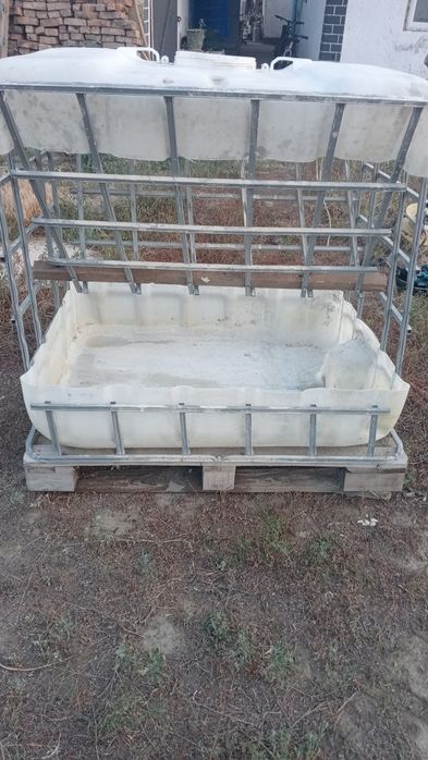 Продам кормушку.