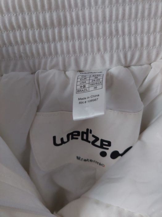 Розов гащеризон и бяло ски долнище