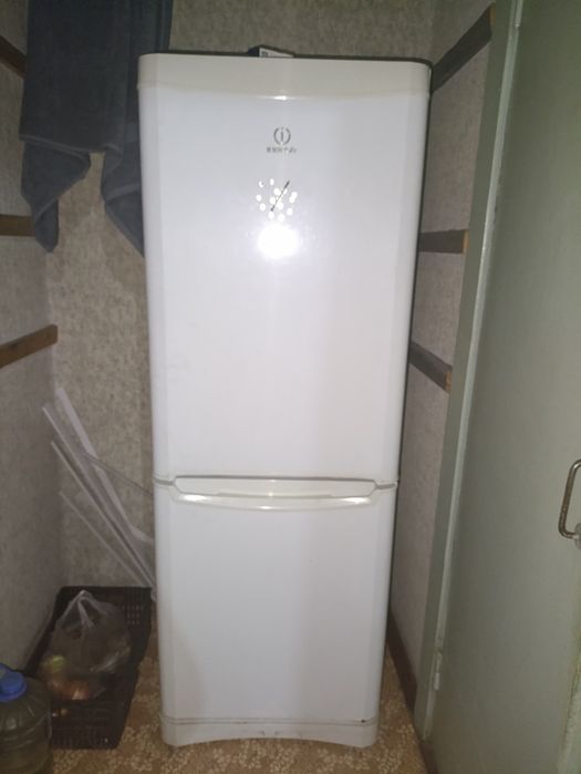 Срочно продам не рабочий холодильник индезит