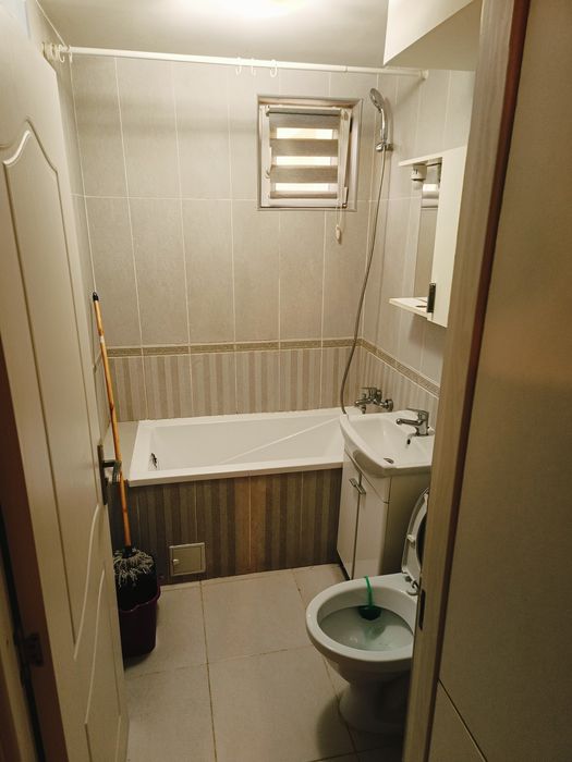 Închiriez apartament cu 2 camere