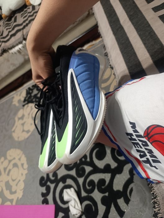 Продаю Спортивные кроссовки