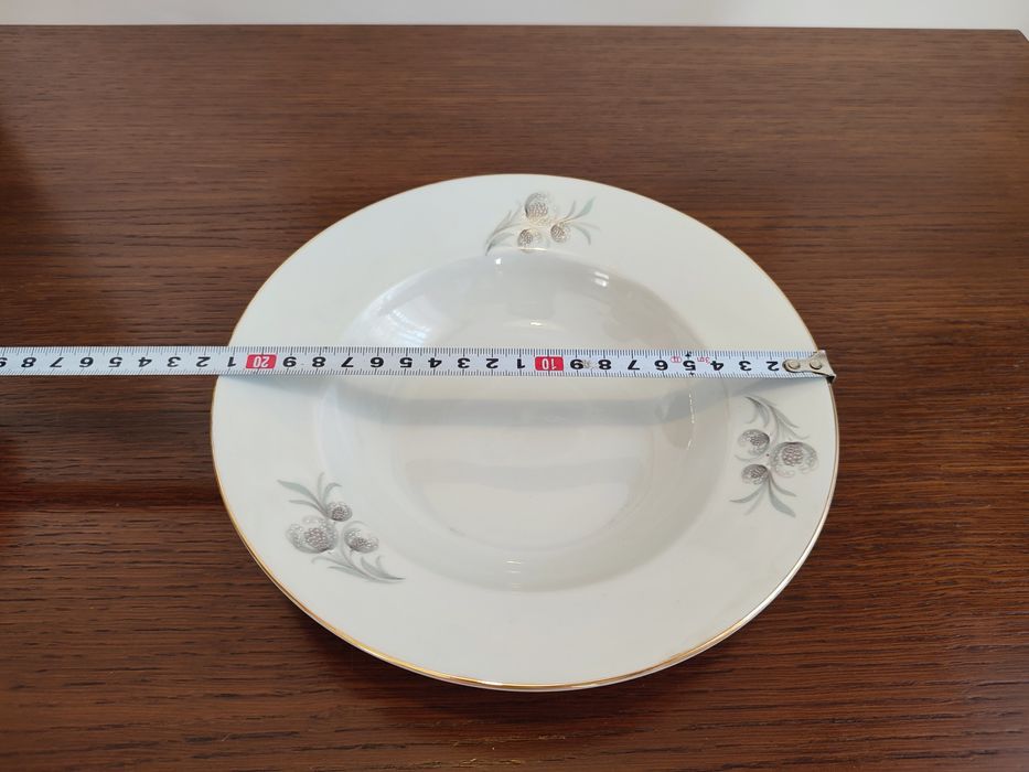 Порцеланови чинии и съдове