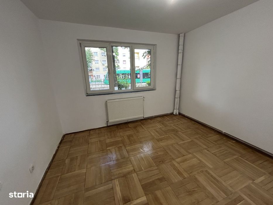 Vand apart.3 cam.Calea Romanilor,la parter inalt,bloc caramida 4 etaje