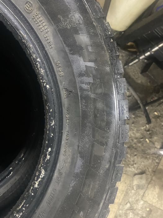Продам резину 215,65,16