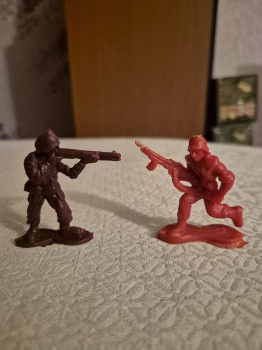 Фигурки собака - овчарка, солдатики.