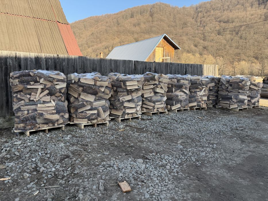 Lemn de foc taiat, despicat si paletizat