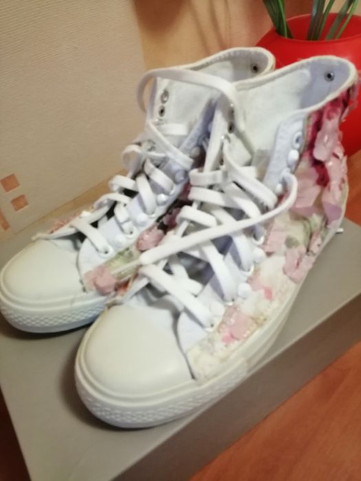 Кроссовки кеды продам.