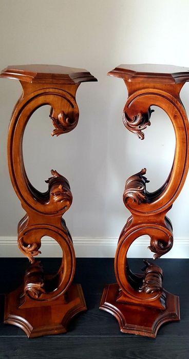 Piedestal vechi din lemn masiv