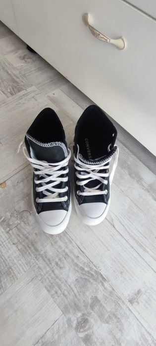 Converse  din piele moale.