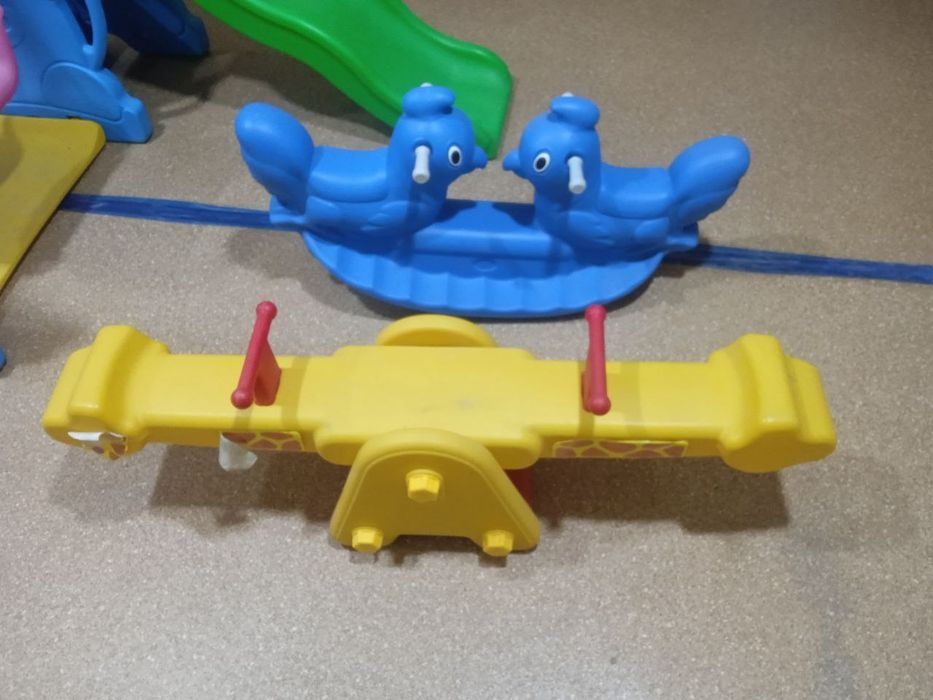 Детские качели из прочного пластика