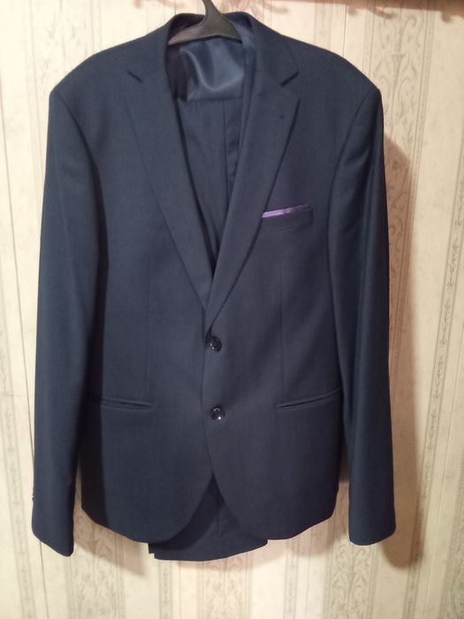 Kostyum shim kamzuli bilan