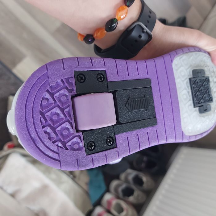 Vând adidași cu role și lumini marimea 37 dar merge la 36