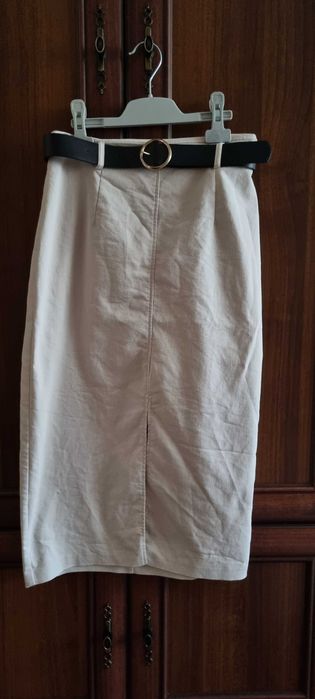 Fusta superba peste genunchi