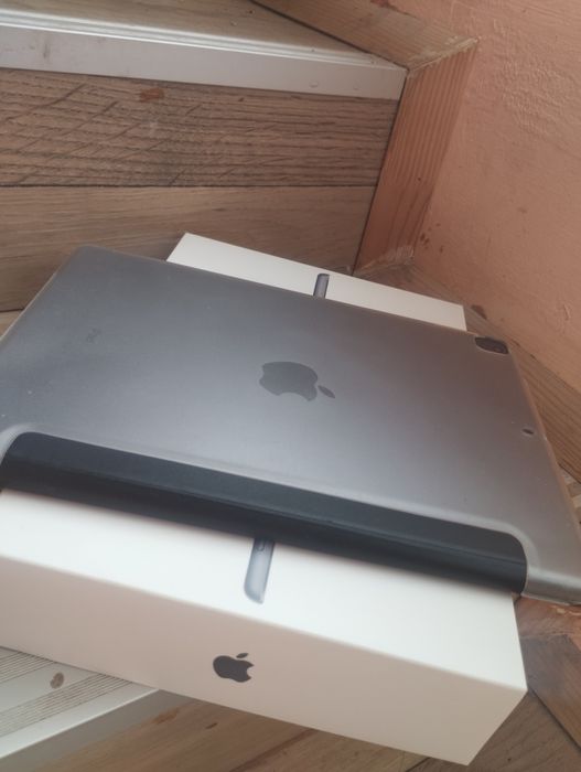 iPad 9 64GB WiFi, с оригинална кутия, зарядно и два калъфа, като нов