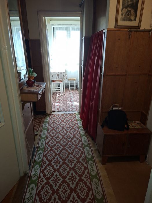 Se vinde apartament cu 2 camere decomandat.