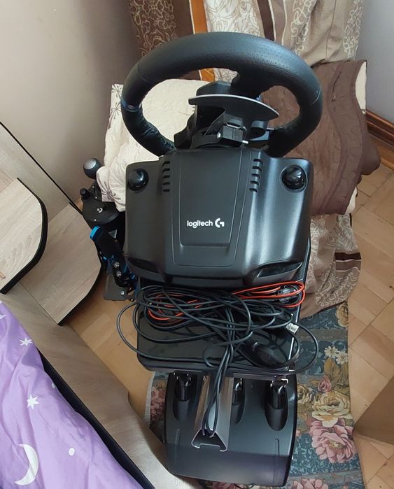 Vând scaun  si volan PS4