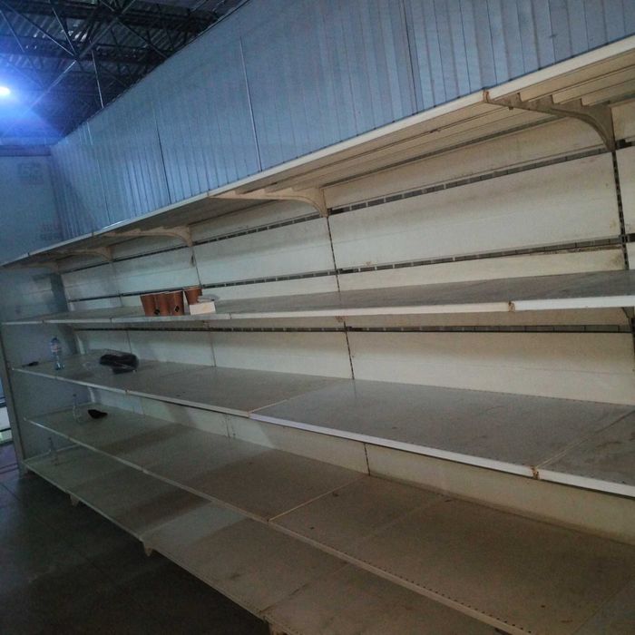 Витрина полька для магазина