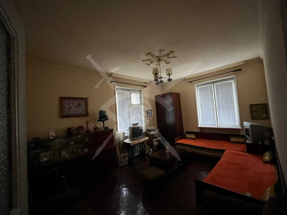 Продава се Двустаен апартамент в Пловдив, Център - 75 кв.м за 2054 €/кв.м - Снимка #2