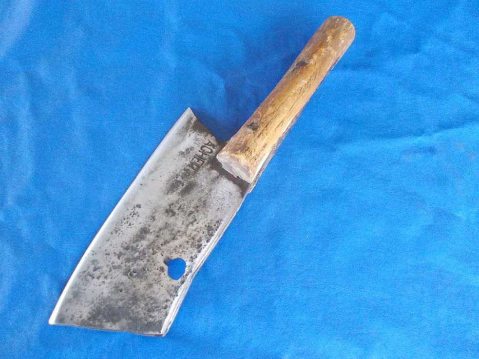 Огромен стар кован сатър