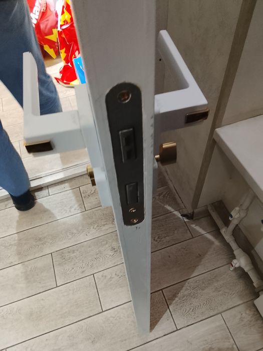 Eshik krashniy magnitli ruchkasi bilan