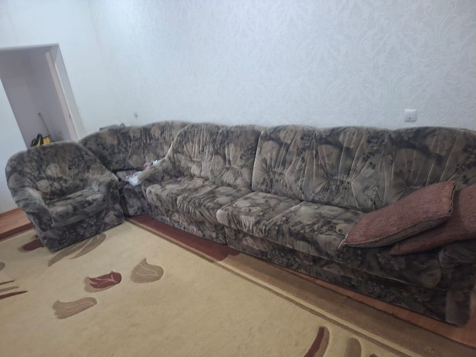 Угловой диван с двумя креслами