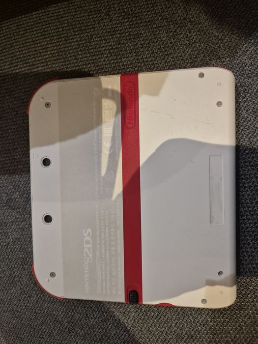 Nintendo 2 ds cu husă încarcator și două jocuri