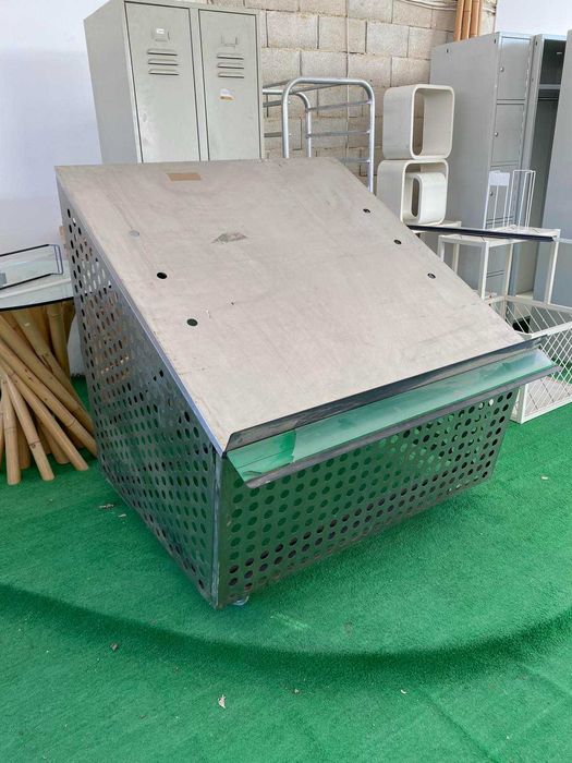 Щанд от неръждавейка на колела за продажба на плодове и зеленчуци