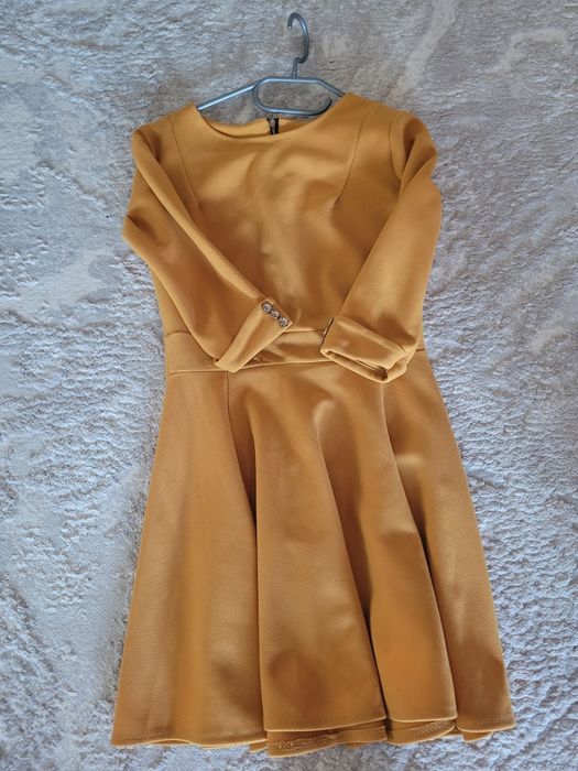 Рокля в цвят горчица.