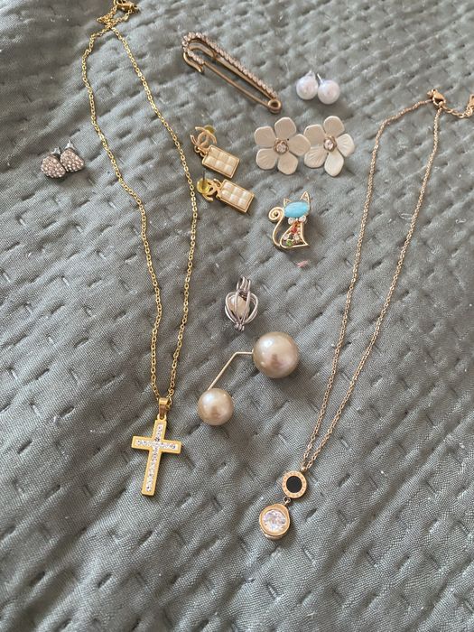 Лот бижута и брошки