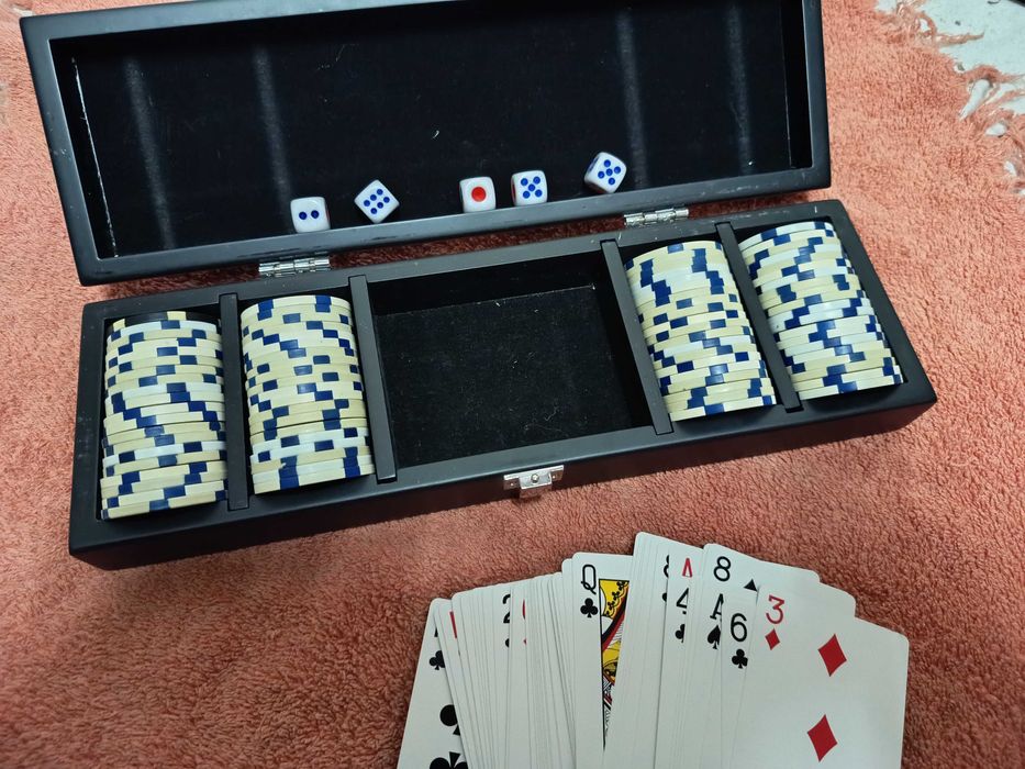 покер чипове комплекти