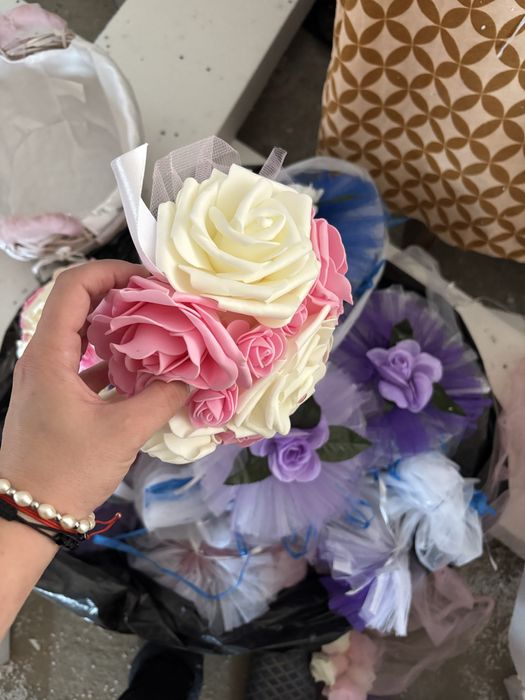 Flori de pus pe masini la nuntasi