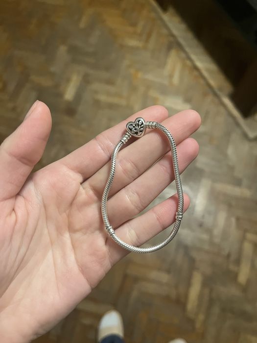 Женска гривна пандора.