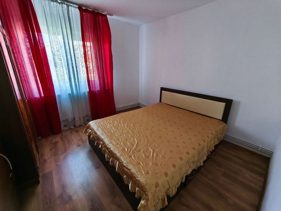 Inchiriez apartament 2 camere decomandat, etaj 2/4, 1 MAI, zona Pelendava