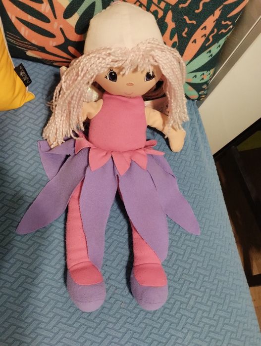 Продавам  различни кукли,чантички за момиче,еднорози и плодове зеленчу